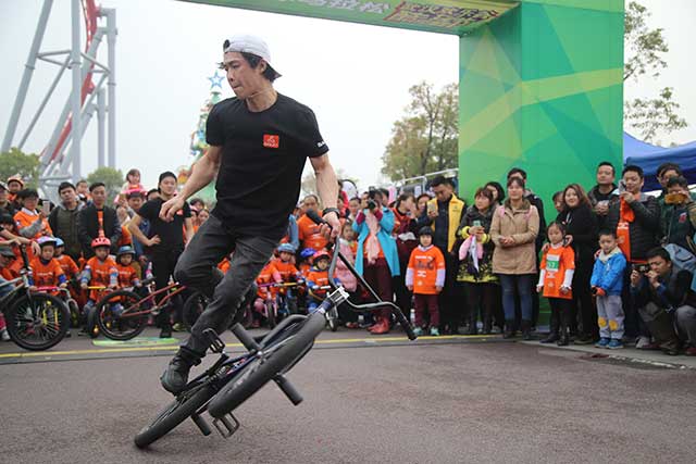 世界冠军同台炫技——武汉国际青少年滑骑跑迷你马拉松欢乐谷开跑