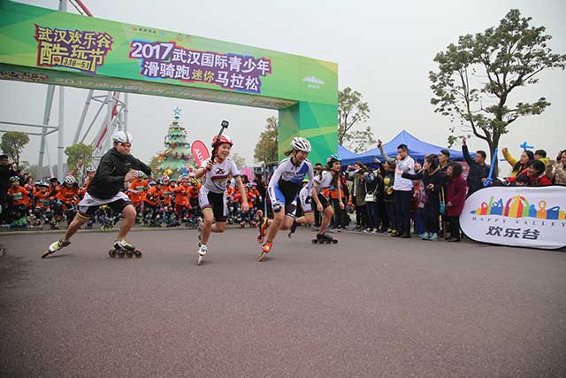 世界冠军同台炫技——武汉国际青少年滑骑跑迷你马拉松欢乐谷开跑