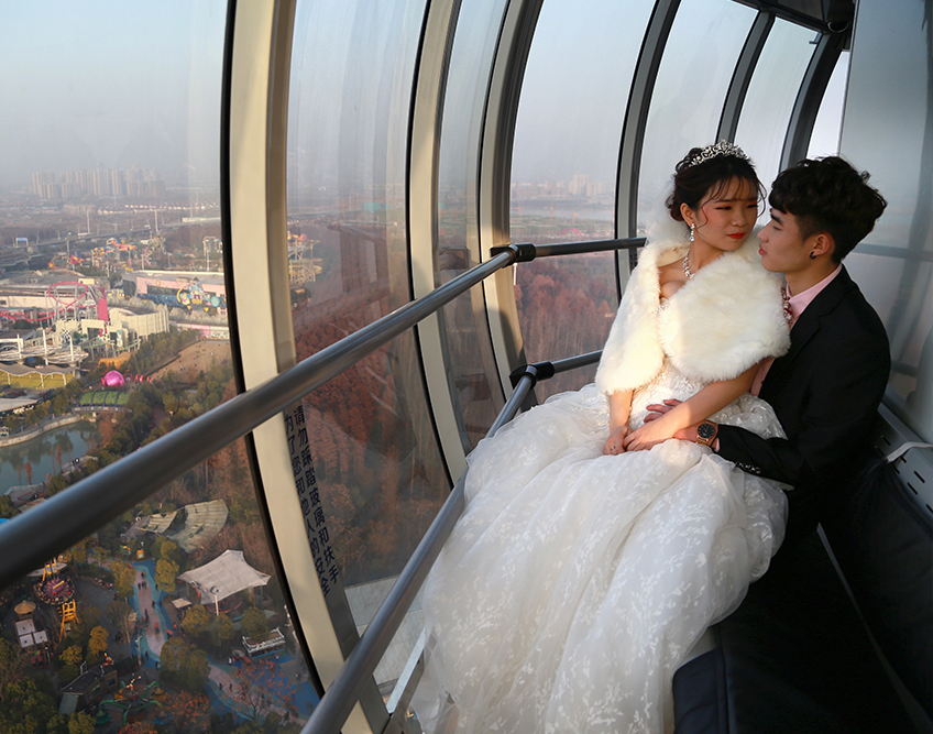 欢乐谷上演120米高空浪漫求婚